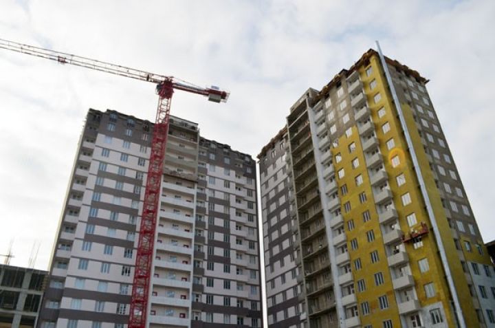 İqtisadçı: Manat stabil qalarsa, mənzillərə tələb artacaq 