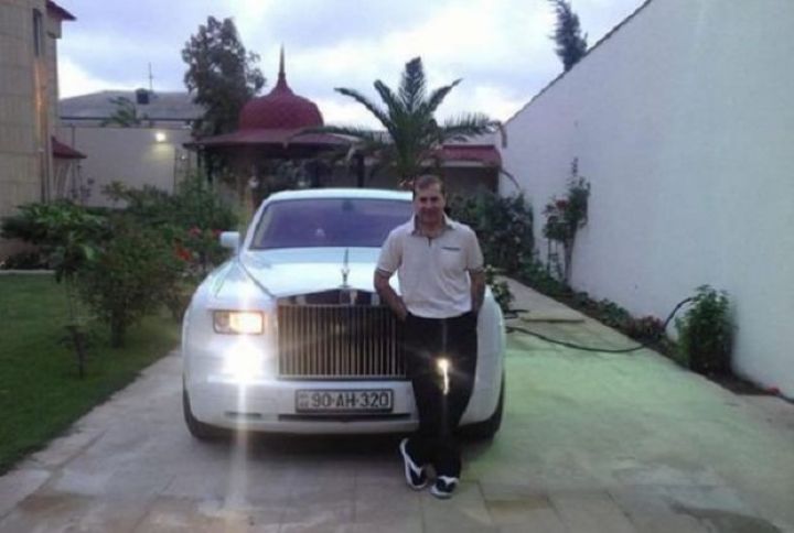 İbrahim Nehrəmli avtomobilini satır