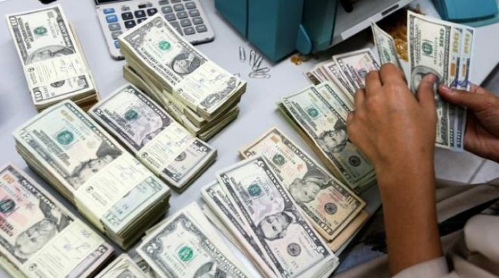 Rusiya vətəndaşları kütləvi Dollar almağa başlayıblar