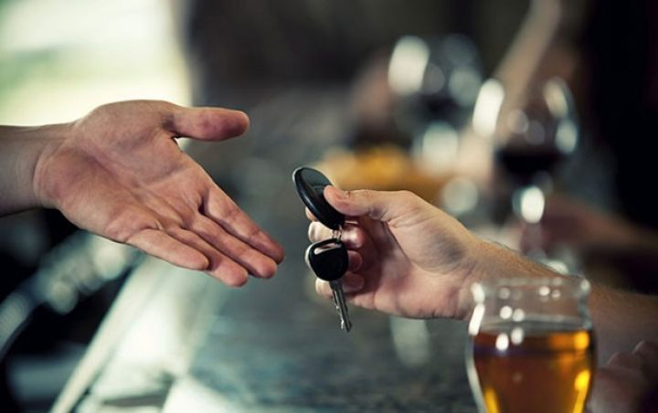 Ayıq sürücüdən şok hərəkət - Açarı götürüb qaçdı...