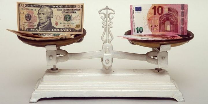 "Bloomberg": Avro ilə dollar bərabərləşə bilər