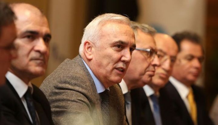 “Çürük diş, sağlam dişə zərər verir, az kapitallı bankları bağlayın”