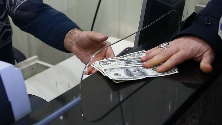 Dolları ən ucuz satan bankların sayı 4-dən 2-yə düşdü