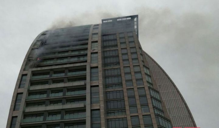 Nazir və müavini yanğın baş verən əraziyə gəliblər