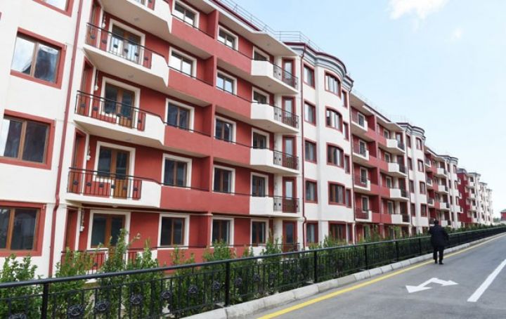 “Keçən il 2300 məcburi köçkün ailəsi yeni mənzillərə köçürülüb”