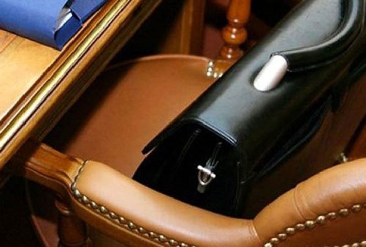 Sığorta şirkətinin sədr müavini vəzifəsini tərk edib