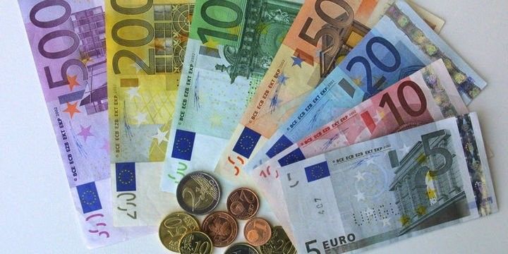 Avro 6 həftənin ən aşağı səviyyəsindən yüksəlib