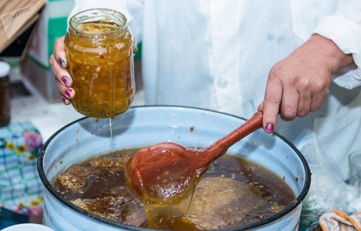 Son məhsulu satıb evlərinə qayıtmaq istəyirlər- YARMARKADA BAL UCUZLAŞDI