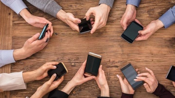 Azərbaycana mobil telefon idxalı artıb