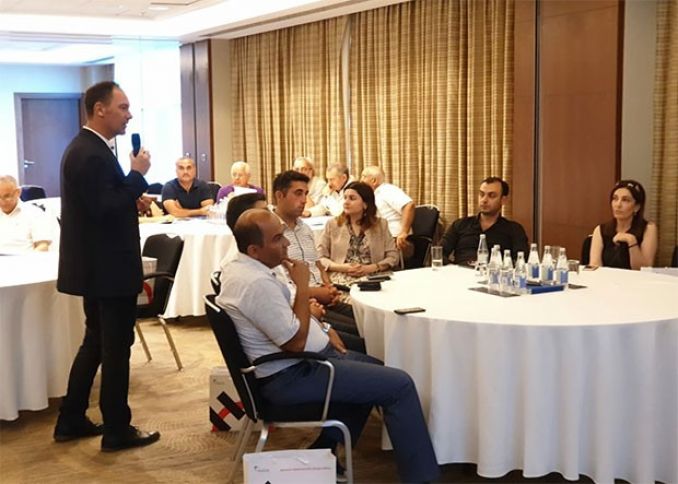 Holcim tikinti sənayesinin inkişafı ilə bağlı müzakirə start verdi