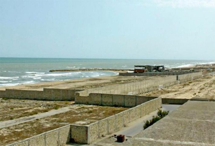 Məşhur iş adamı Xəzər dənizinin sahilini hasarladığına görə cərimələndi