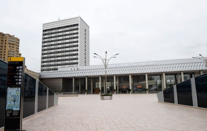 Vağzalda kassir məlumatı pulla verir 