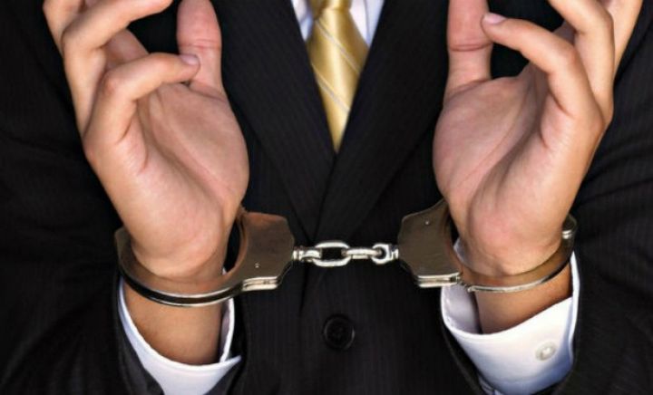 Vəzifəli şəxs rüşvətə görə həbs olundu