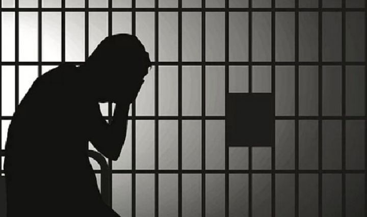 "Makler" məhkəmə zalında həbs edilib