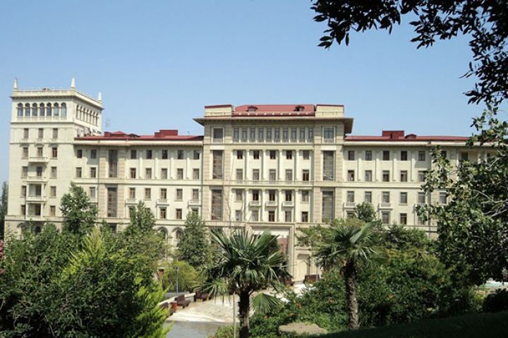 Tibbi maska və steril əlcəklərin aparılmasına qoyulan qadağa daha 2 ay uzadılıb