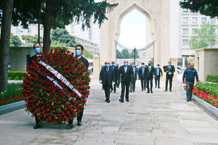 “Günay Bank” və “Günay Sığorta” Ulu Öndərin məzarını ziyarət edib