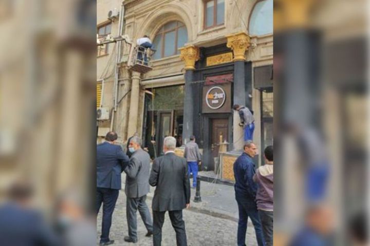 Tarixi binanın boyanmasına görə sahibkar cəzalandırıldı