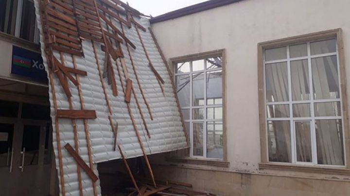 Güclü külək ziyan vurdu - MƏKTƏBLƏRİN DAMLARI UÇUB