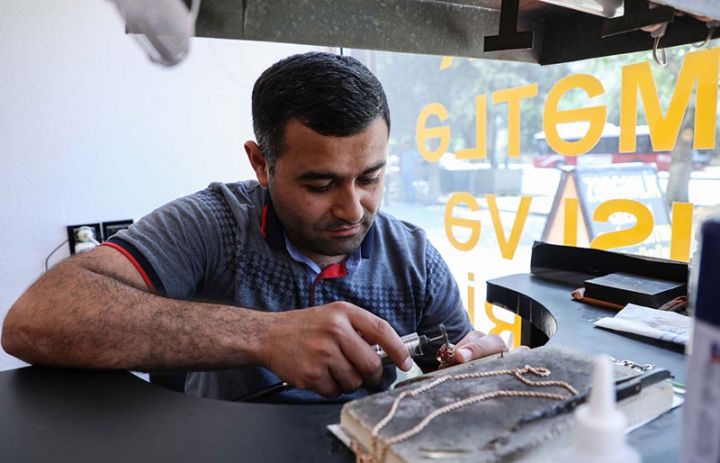 "İşləmədikləri üçün əllərində olan qızılları gətirib bizə satırlar"