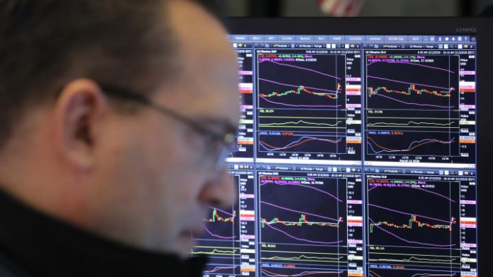 Dollar mühüm valyutalar qarşısında ucuzlaşır