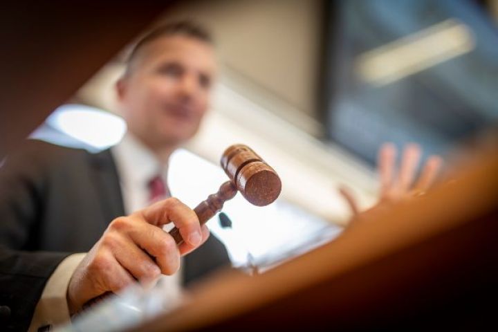 2 bağlanmış bankın əmlakları hərraca çıxarılır