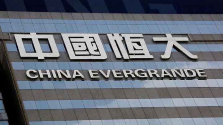 Çinin daşınmaz əmlak nəhəngi səhmlərini zərərlə satışa çıxarıb