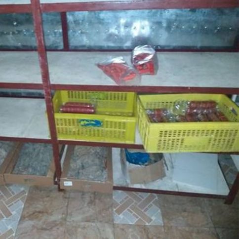 “Fərqli Dad” kolbasa və sosiskalarının pis şəraitdə istehsal edildiyi aşkar olundu