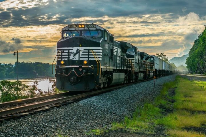 Hindistandan Rusiyaya yola salınacaq ilk müntəzəm yük qatarı Azərbaycandan keçəcək