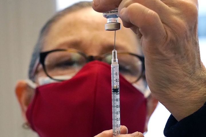 Qlobal istehsalçıdan səs-küy yaradacaq açıqlama: Bir neçə il virusa qarşı peyvənd olunmalıyıq