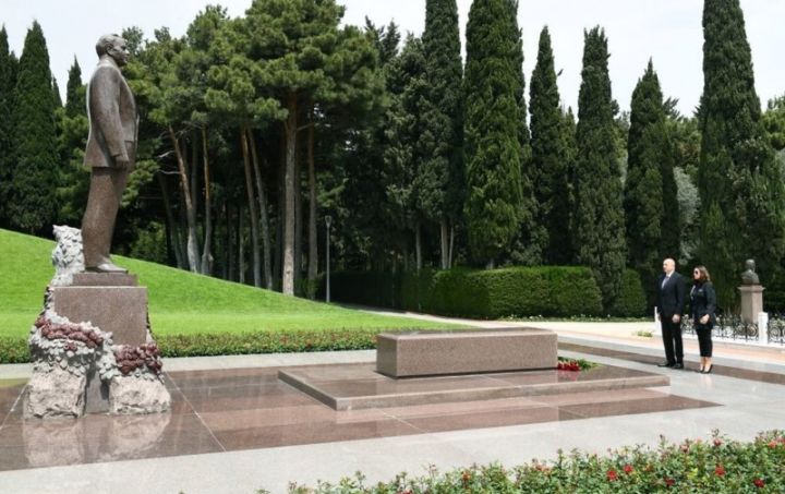 İlham Əliyev ümummilli liderin məzarını ziyarət edib