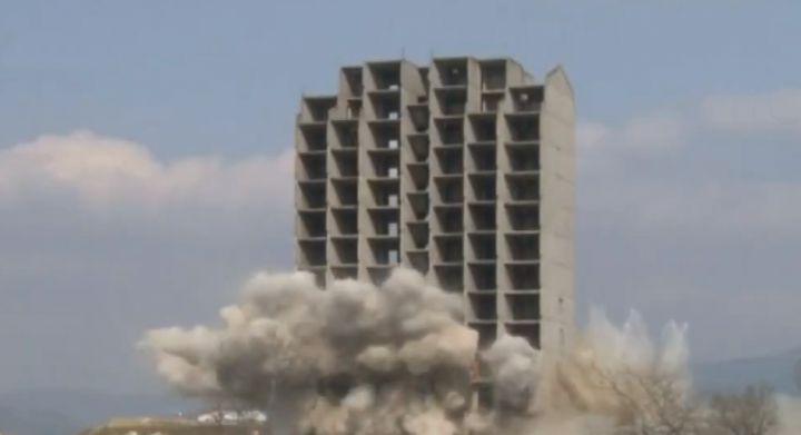 Tunel-qəlib texnologiyası ilə tikilmiş bina partlayıcı ilə də dağılmadı - VİDEO