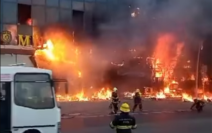 Ticarət mərkəzi və avtomobil ehtiyat hissələrinin satışı mağazası yanıb