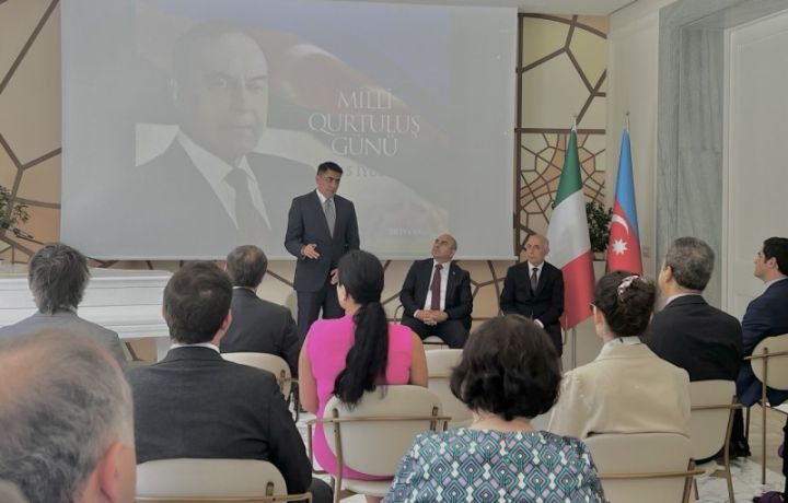 PAŞA Həyat və İRS Nəşriyyat Evi İtaliyada “Dirçəliş. Başlanğıc” kitabını təqdim edib