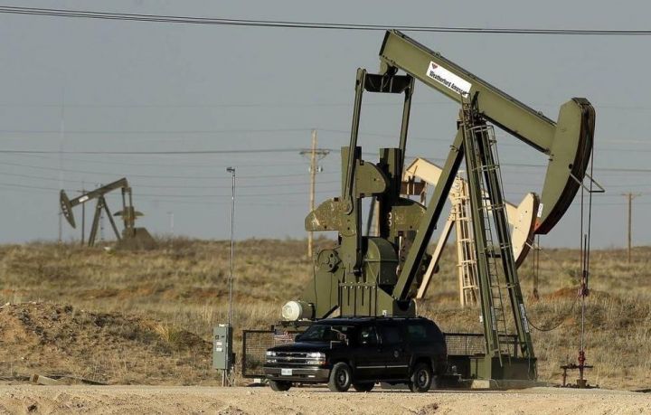 ABŞ neft qiyməti proqnozlarını aşağı saldı