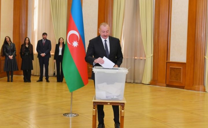 Prezident, birinci xanım və ailə üzvləri Xankəndidə səs veriblər