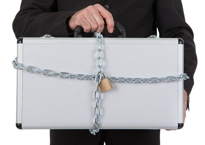 DTX 10 milyon manat dəyərində 70 kiloqram qızıl ilə saxlanılan diplomat barədə məlumat yaydı