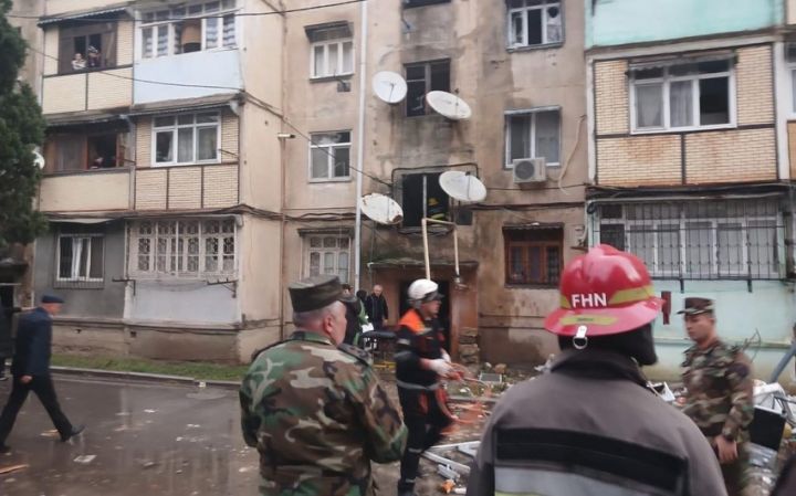 Gəncədə partlayan binada dağıntı altından 4 nəfər sağ çıxarılıb, ölənlər var - VİDEO