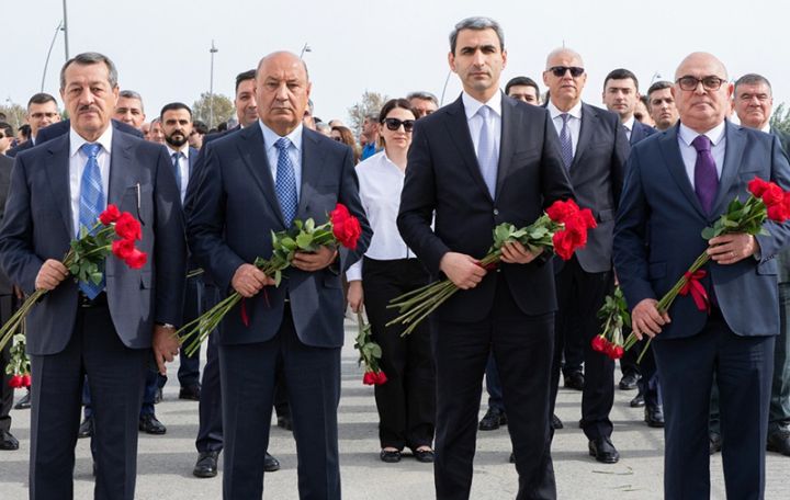 Azərbaycan Dəmir Yollarının kollektivi Zəfər parkında olub, şəhidlərimizin əziz xatirəsini yad ediblər