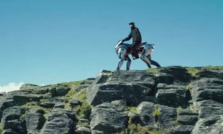 Yaponiyanın texnologiya şirkəti insanları daşıya bilən robot iti təqdim edib