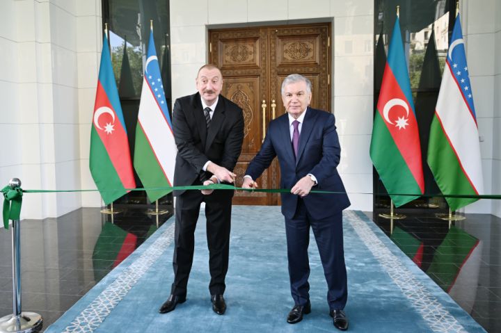 Prezidentlər səfirliyin Bakıda yeni binasının açılışında iştirak ediblər