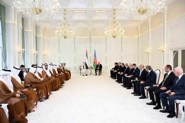 Azərbaycan və BƏƏ prezidentlərinin geniş tərkibdə görüşü olub, sənədlər mübadilə edilib