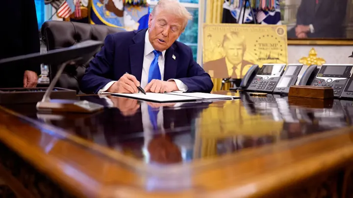 Trampın 100 min dollarlıq H-1B rüsumu yüksək ixtisaslı kadrlar uğrunda yarışı "alovlandırır"