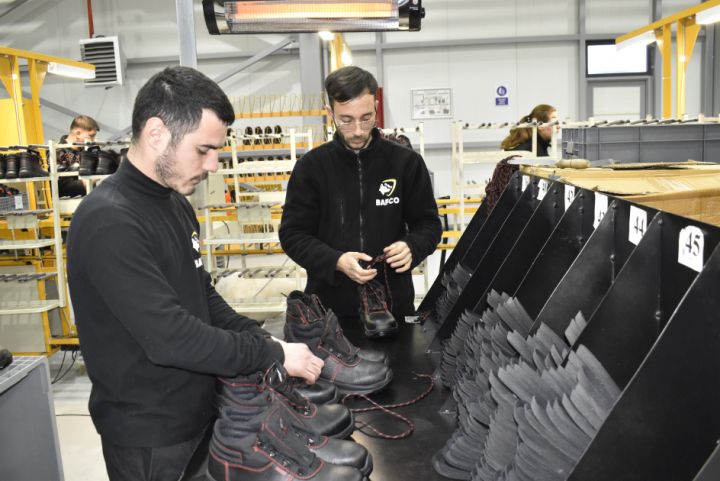 "Günlük 900-1100 cüt ayaqqabı istehsal edirik"