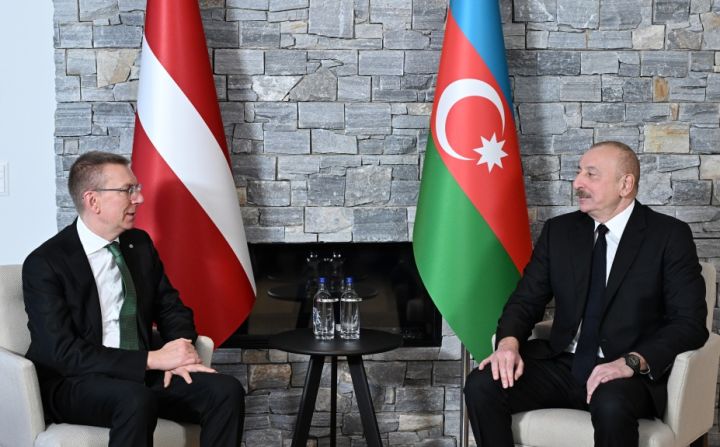 Əliyev Davosda Latviya Prezidenti ilə görüşüb