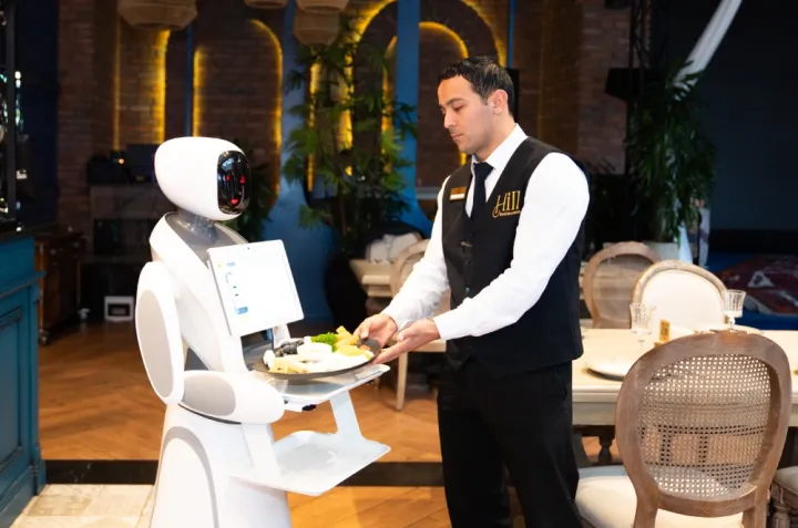 Azərbaycanda restoranda robot-ofisiant xidmət göstərməyə başlayıb
