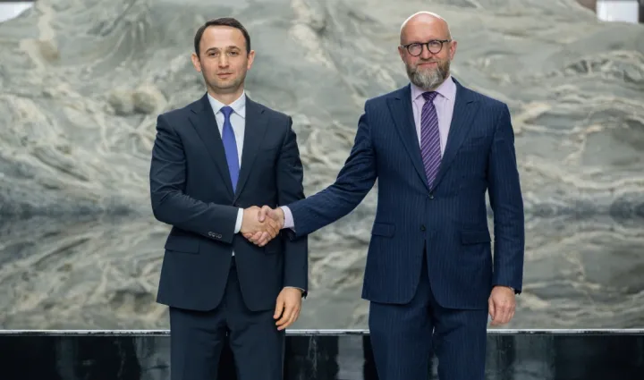 Azərbaycan holdinqilə Asiya  Bankı arasında Anlaşma