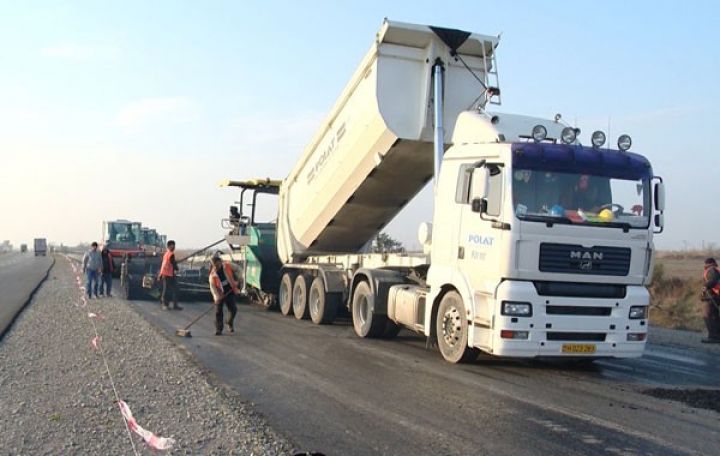 Gədəbəydə yollar iş adamlarının hesabına da təmir edilir