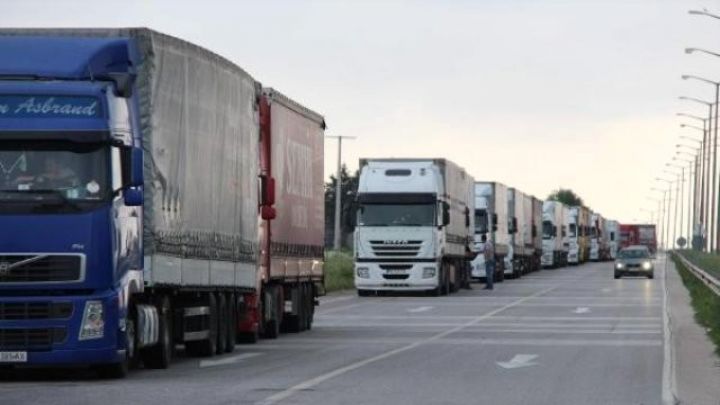 “100 min manatlıq məhsul zay olur...” - 10 gündür sərhəddə gözləyirlər