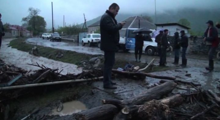 Evləri su basıb, maşını sel aparıb - ZAQATALADA 