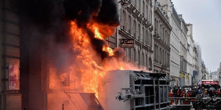 Fransa tarixinin ən böyük etiraz aksiyalarından birini yaşayıb 